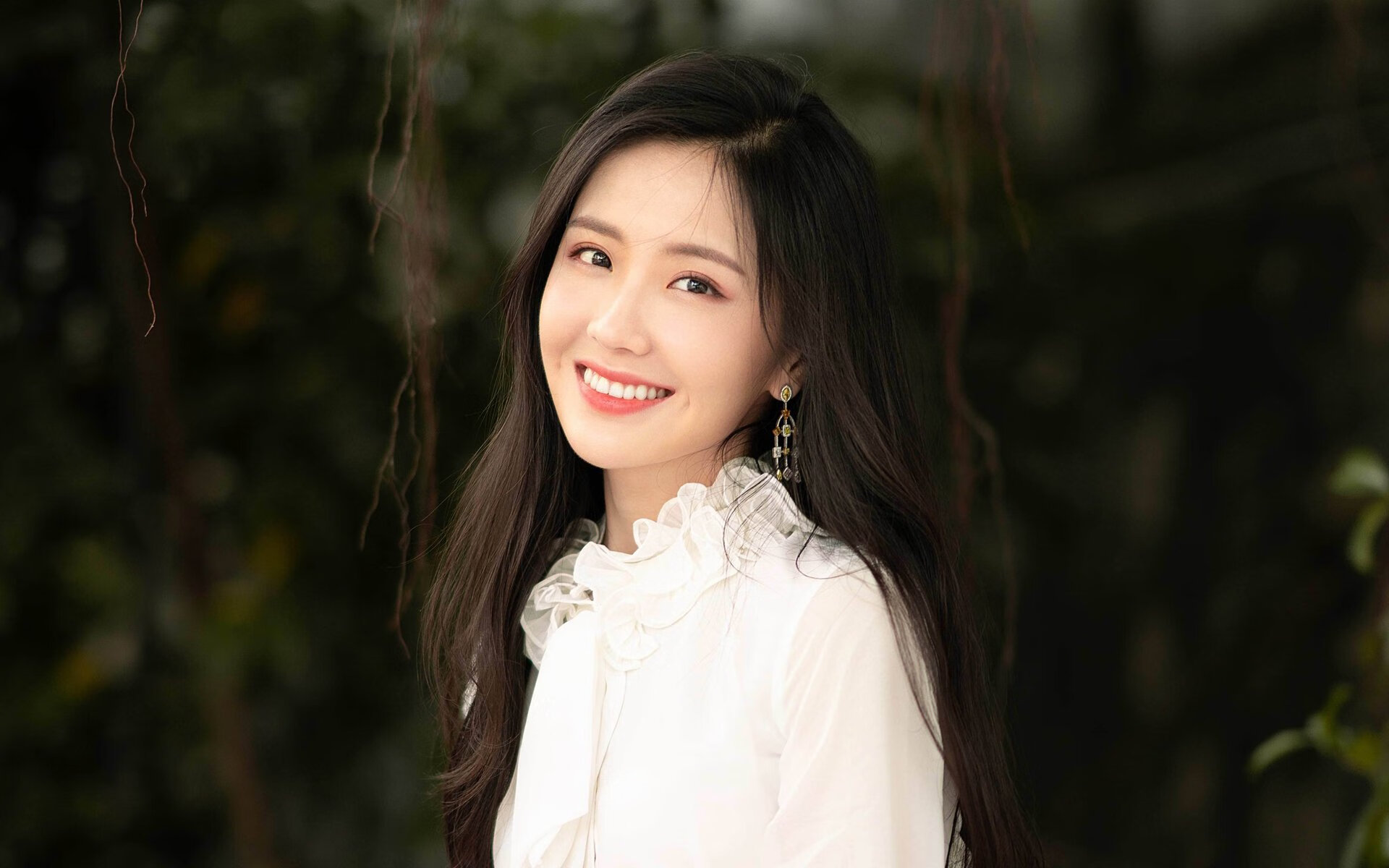 足球运动备受追捧，球场上风采依旧，足球运动场景